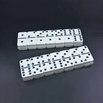 Modernes, maßgeschneidertes Domino-Set aus Holz und Kunststoff mit Verpackungsbox